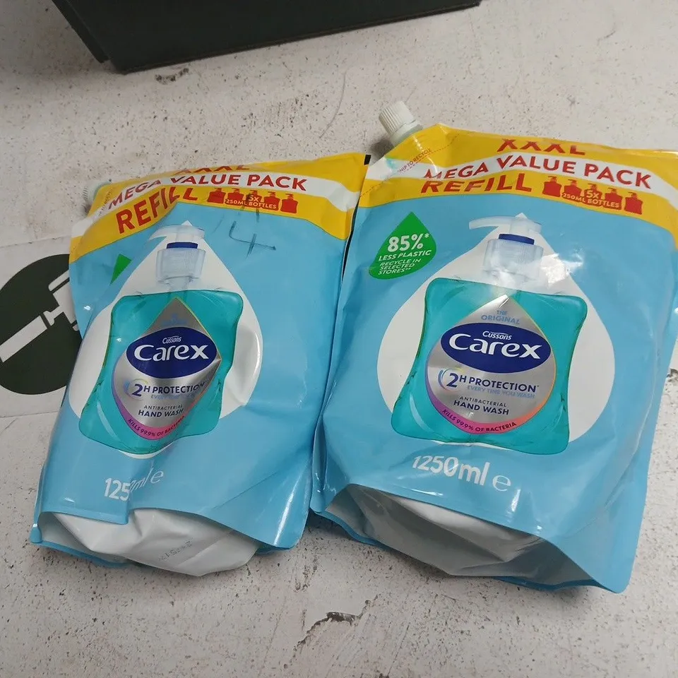 TOTE OF APPROXIMATELY 20 ASSORTED COSMETICS TO INCLUDE: 2X CAREX 1.25L REFILLS
