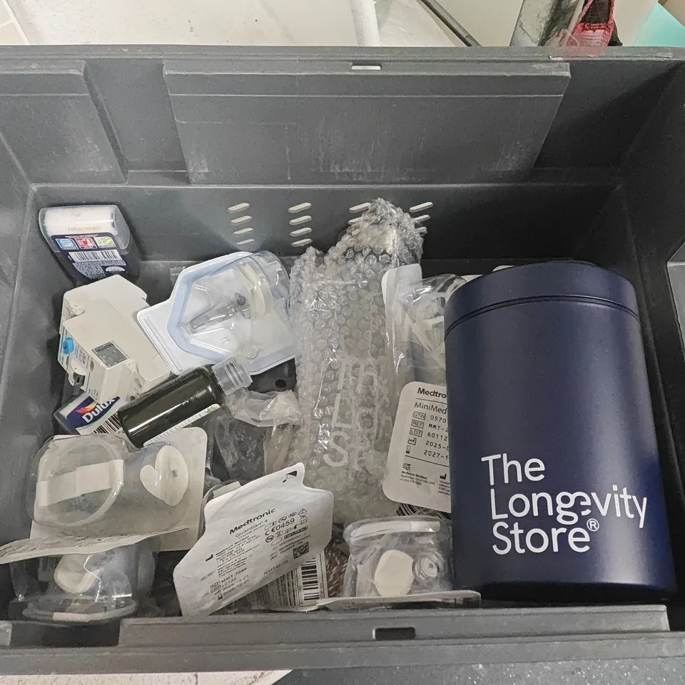 LOT OF APPROXIMATELY 20 ASSORTED HOUSEHOLD ITEMS TO INCLUDE INK DAUBER STORAGE, SOLAR PANEL CHARGER AND FABRIC GLUE