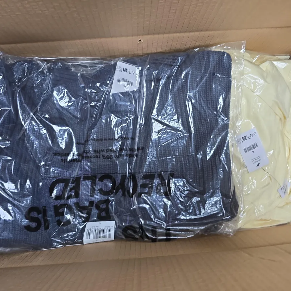 APPROXIMATELY 13 ASSORTED CLOTHING ITEMS IN VARIOUS SIZES, COLOURS & STYLES TO INCLUDE MARLO WRAP TANK, BOX FIT CREW KNIT ETC