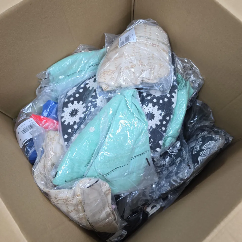 APPROXIMATELY 20 ASSORTED CLOTHING ITEMS IN VARIOUS STYLES, SIZES & COLOURS