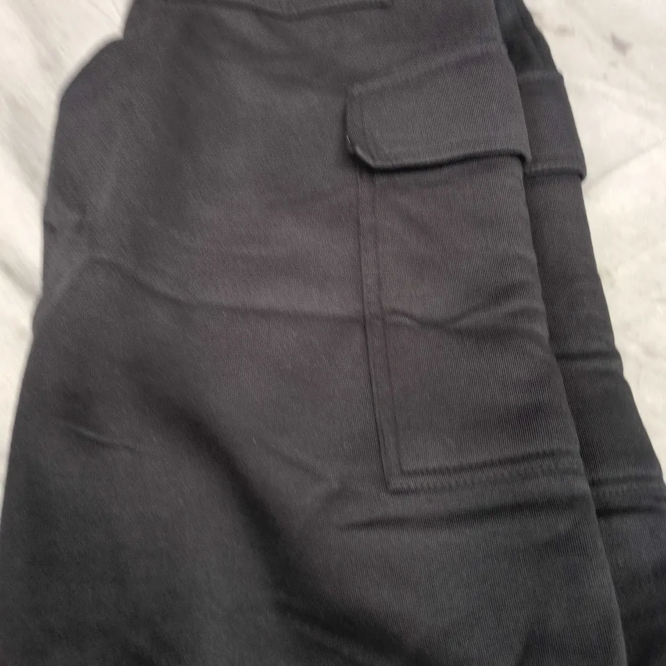 DFYNE MEN’S CARGO JOGGER TROUSERS – BLACK, ELASTIC WAIST WITH DRAWSTRING, SIZE S