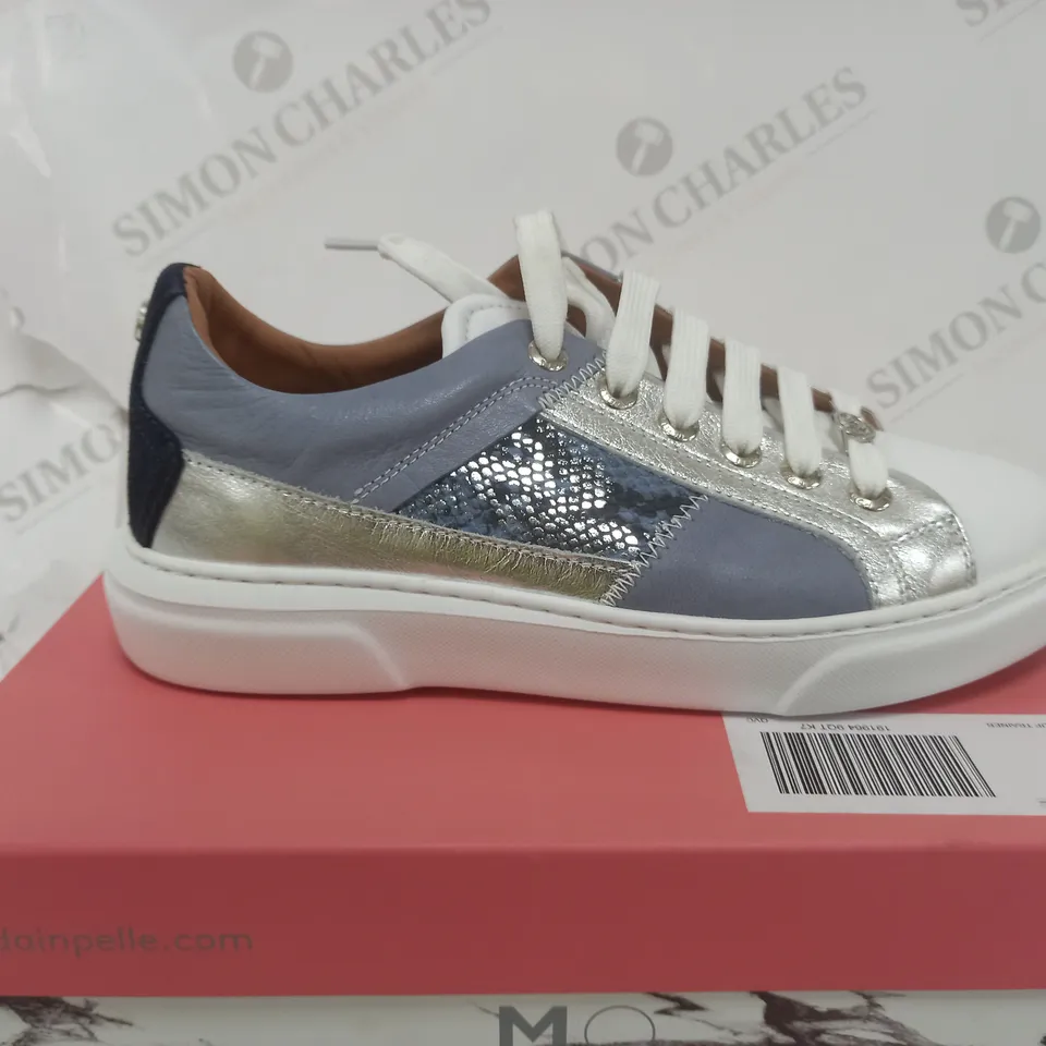 BOXED PAIR OF MODA IN PELLE AURAN TRAINERS IN BLUE/METALLIC SILVER SIZE 7