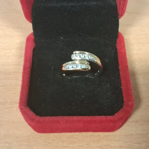 18CT GOLD TWIST RING SET WITH NATURAL DIAMONDS