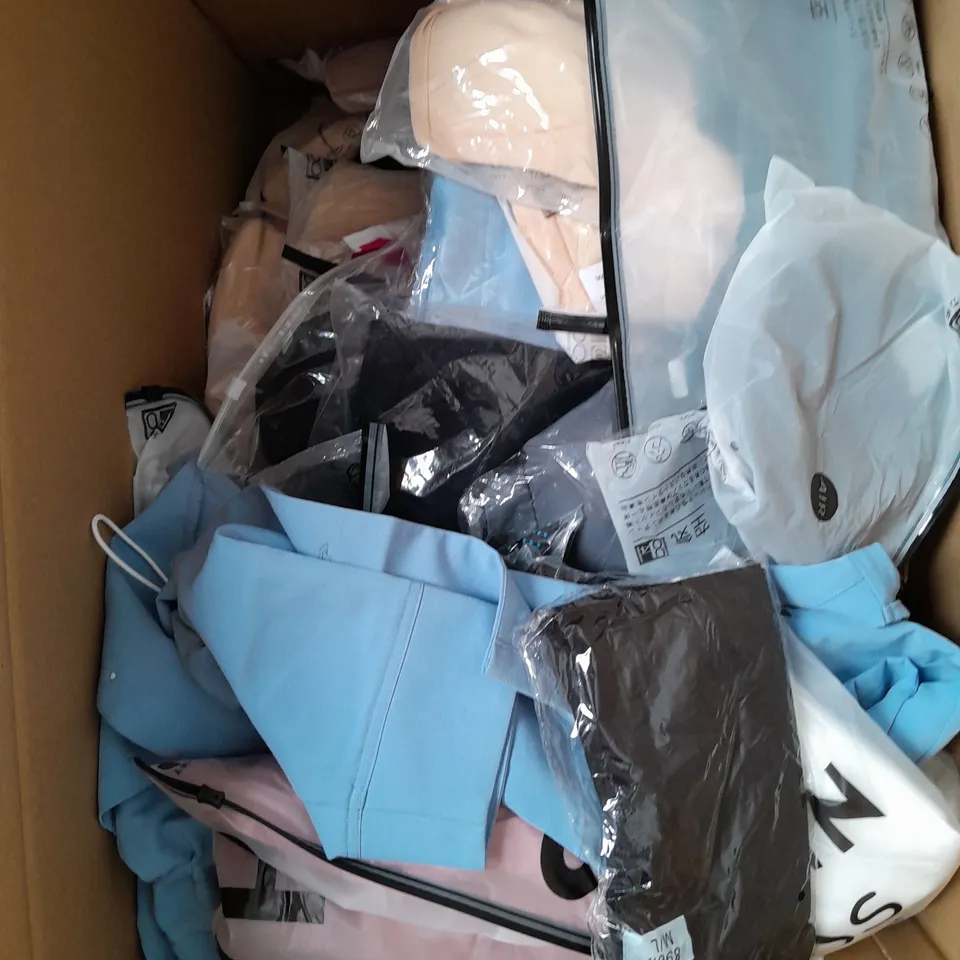BOX OF APPROXIMATELY 25 ASSORTED CLOTHING ITEMS TO INCLUDE - SHIRT, DRESS, JEANS ETC
