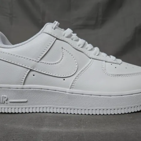 BOXED PAIR OF NIKE AIR FORCE 1 SHOES IN WHITE UK SIZE 6