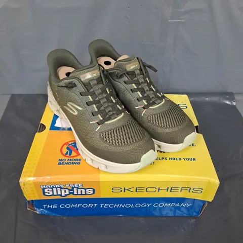 BOXED PAIR OF SKECHERS ARCH FIT GLIDE-STEP PRO SLIP-INS TRAINERS - 5.5