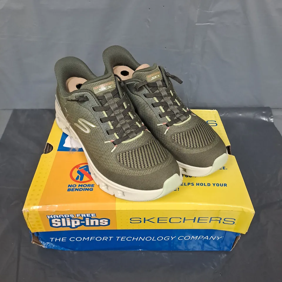 BOXED PAIR OF SKECHERS ARCH FIT GLIDE-STEP PRO SLIP-INS TRAINERS - 5.5