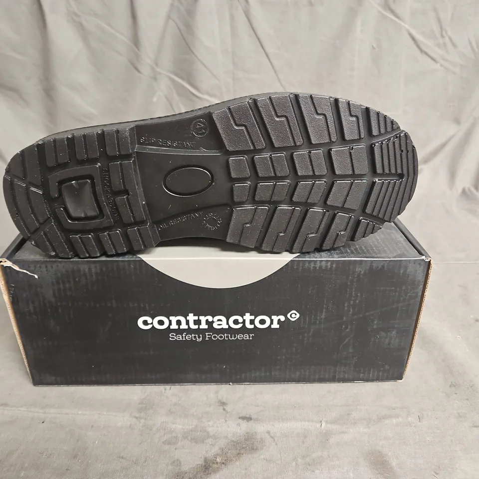 BOXED PAIR OF CONTRACTOR STEEL TOE SAFETY SHOES IN BLACK SIZE UK 7