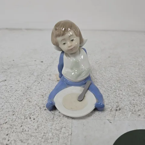 LLADRΓ NAO PORCELAIN FIGURINE β SEATED GIRL WITH PLATE
