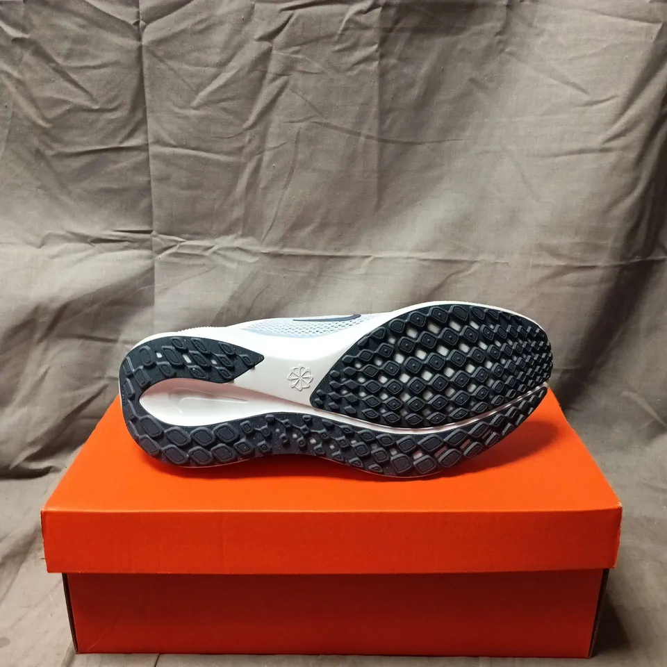 BOXED PAIR OF  NIKE W AIR ZOOM PEGASUS 41 TRAINERS – WHITE/DIFFUSED BLUE, UK 7 (US 9.5) 