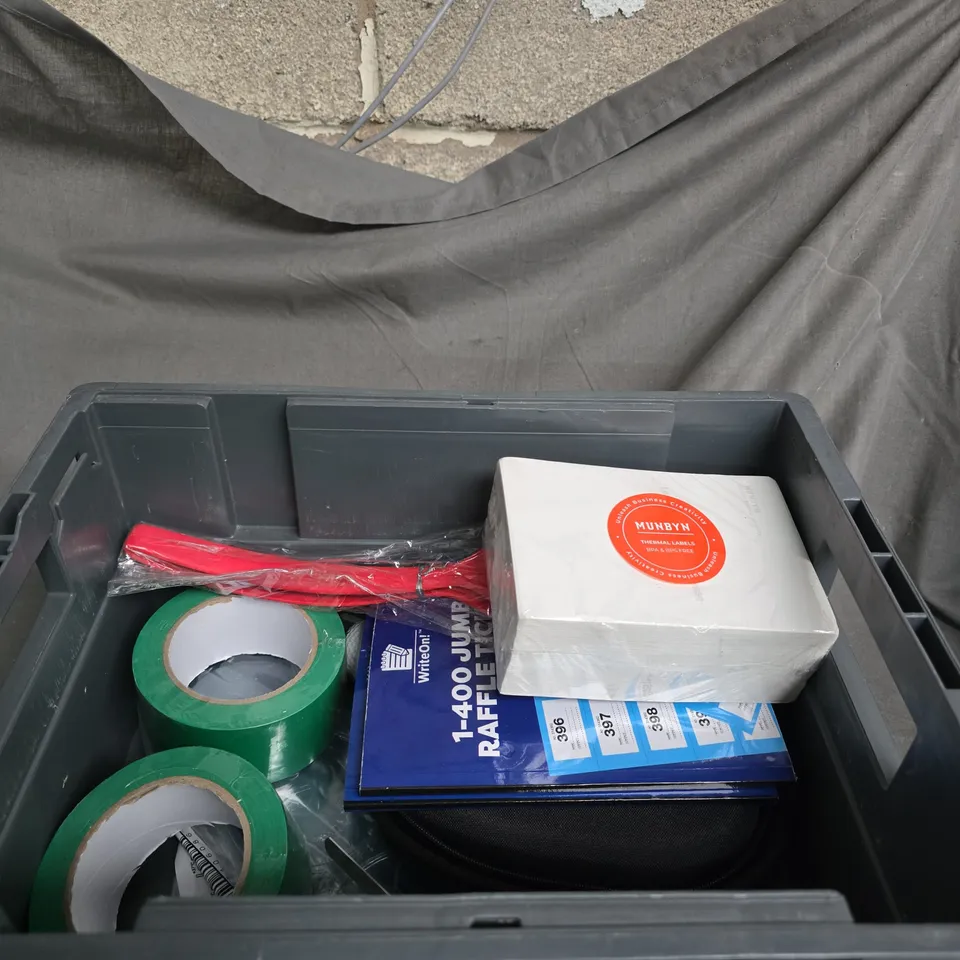 APPROXIMATLEY  10 ITEMS INCLUDING A PORTABLE VACUUM CLEANER – BOXED, WITH ASSORTED ITEMS.