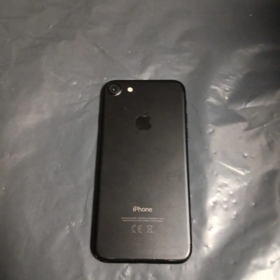 APPLE IPHONE  – BLACK (CRACKED SCREEN)