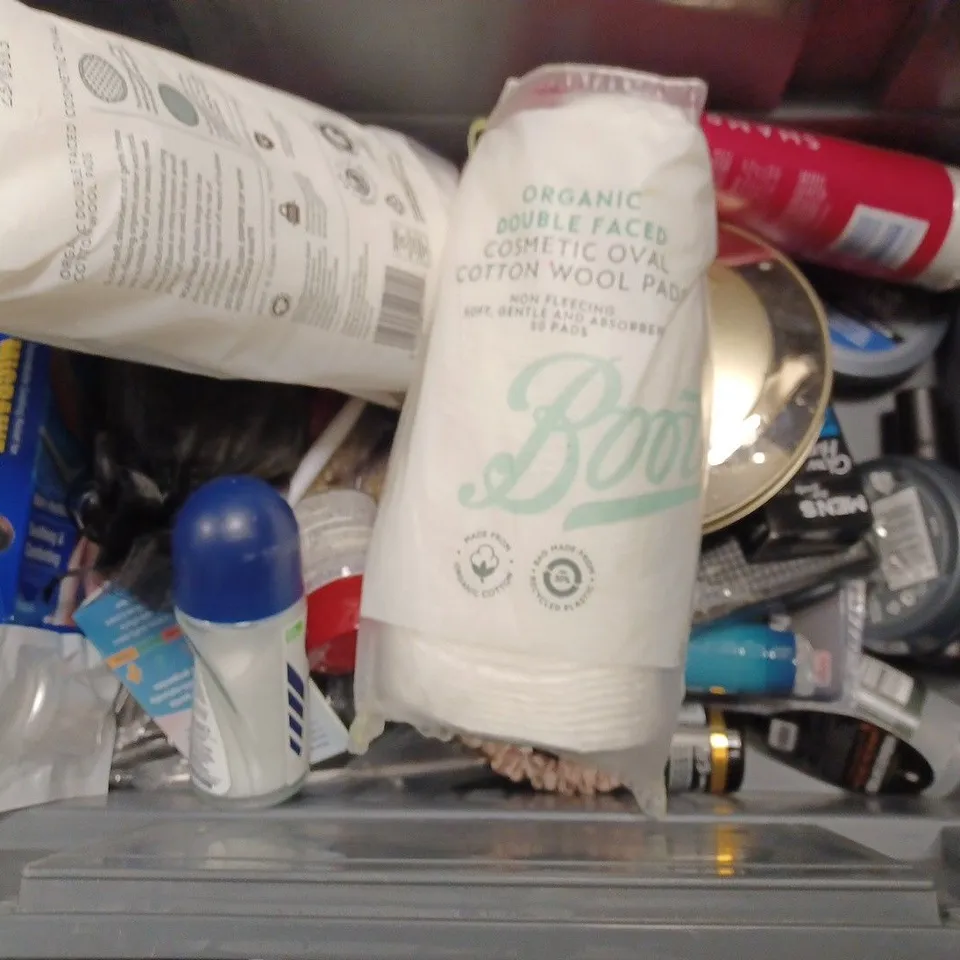 BOX OF APPROX 20 ASSORTED HEALTH AND BEAUTY ITEMS TO INCLUDE - GARNIER ULTIMATE BLENDS SHAMPOO - NIVEA MEN POST SHAVE BALM - MAN CAVE PROTECTIVE MOISTURISER ECT