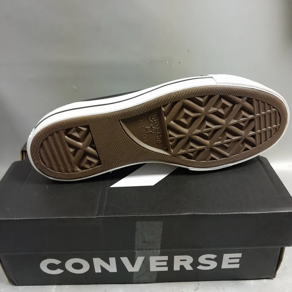 BOXED PAIR OF CONVERSE WOMENS ANKLE RISE SHOES IN BLACK/WHITE - 5