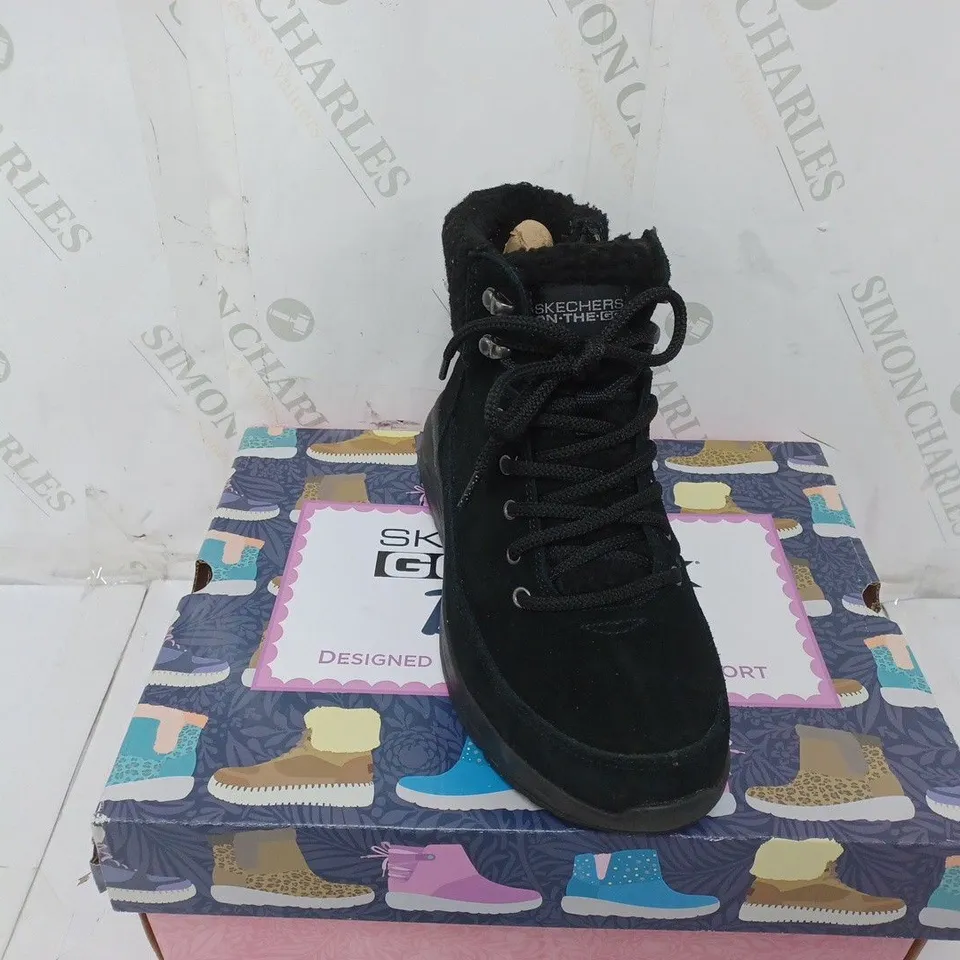 BOXED PAIR OF SKECHERS ON-THE-GO STELLAR WATERPROOF LACE UP BOOTS IN BLACK SIZE 4