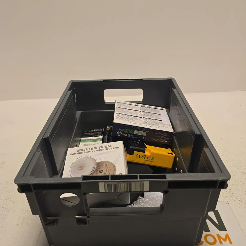 TOTE OF APPROXIMATELY 10 ASSORTED ITEMS TO INCLUDE MULTI FUNCTIONAL CAMPING LIGHT, MINI FAN, DYNAMO PORTABLE RADIO, ELECTRICAL NERVE STIMULATOR ETC