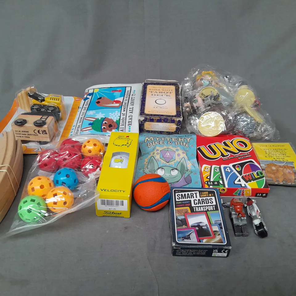 LOT OF ASSORTED TOYS AND GAMES TO INCLUDE UNO, WOODEN TRAIN TRACKS AND GOLF BALLS