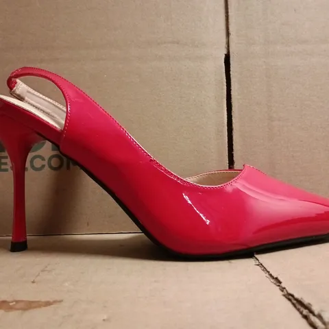 BOXED PAIR OF UNBRANDED POINTED TOE HEELS IN RED SIZE EU 44