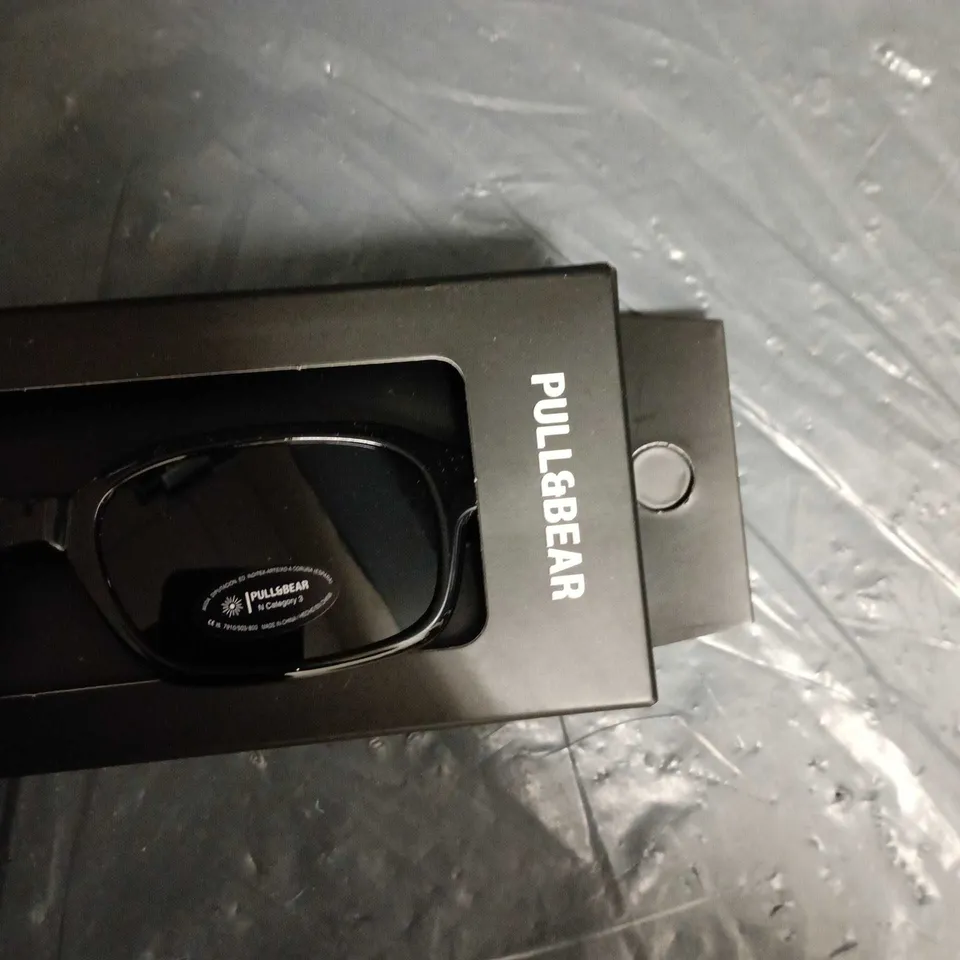 PULL&BEAR SUNGLASSES – BLACK FRAME, BOXED