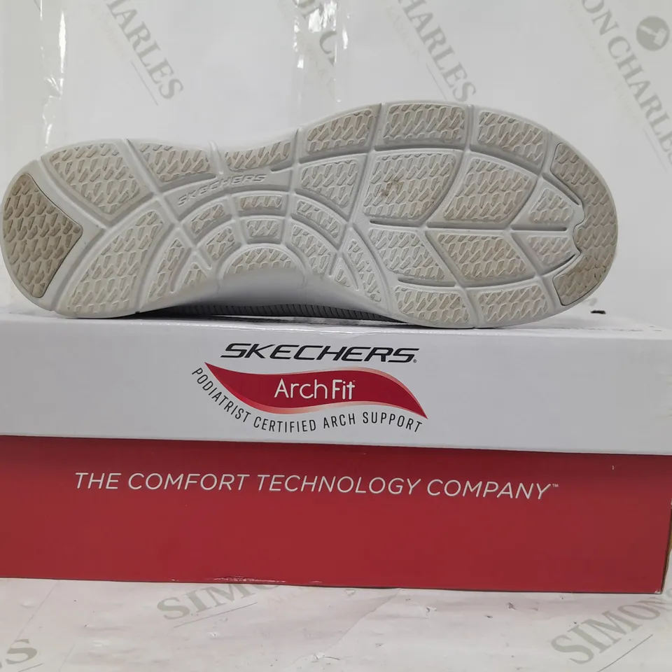 BOXED PAIR OF SKECHERS ARCH FIT TRAINERS IN GREY SIZE 6.5