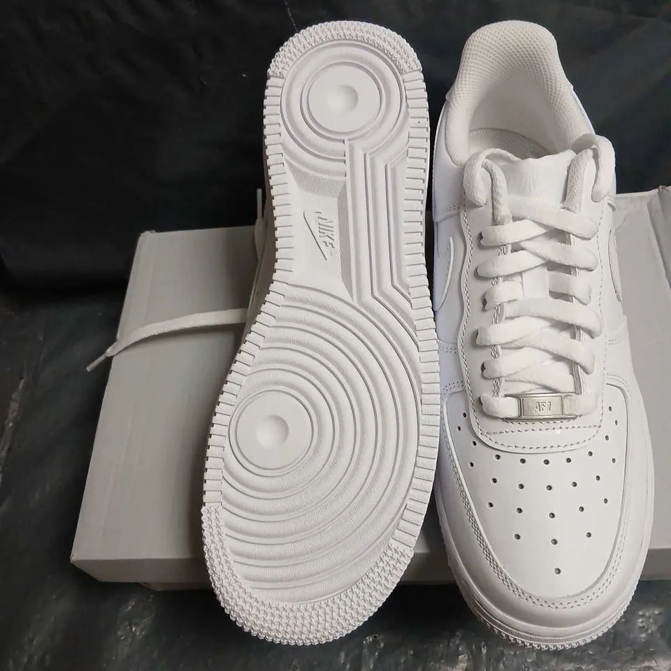 NIKE AIR FORCE 1 '07 WMNS WHITE SIZE 6