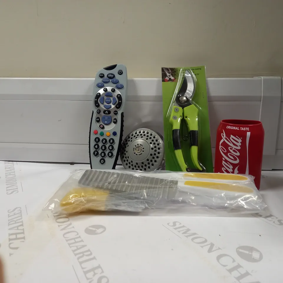LOT OF APPROX 20 HOUSEHOLD ITEMS TO INCLUDE SKY TV REMOTE, BRAMCH CUTTERS AND A SHOWER HEAD 