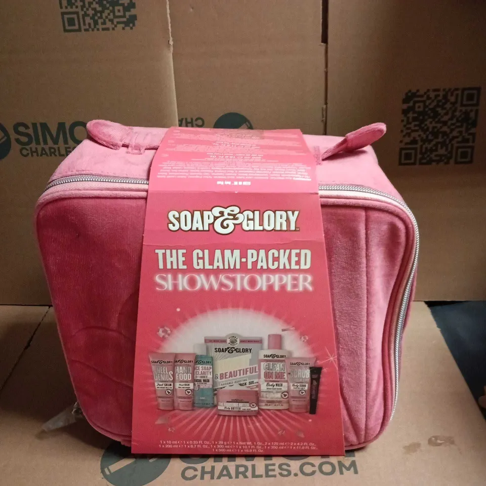 SOAP & GLORY THE GLAM-PACK SHOWSTOPPER COSMETIC SET IN PINK BAG