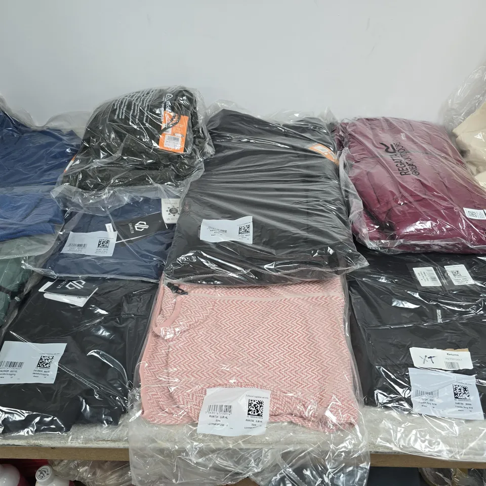 APPROXIMATELY 22 ASSORTED BRAND NEW REGATTA CLOTHING ITEMS IN VARIOUS SIZES, STYLES & COLOURS