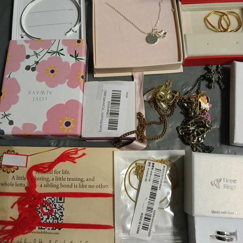 LOT OF ASSORTED JEWELLERY AND WATCH ITEMS TO INCLUDE BLOOM BOUTIQUE, G-SHOCK AND HOPE RINGS