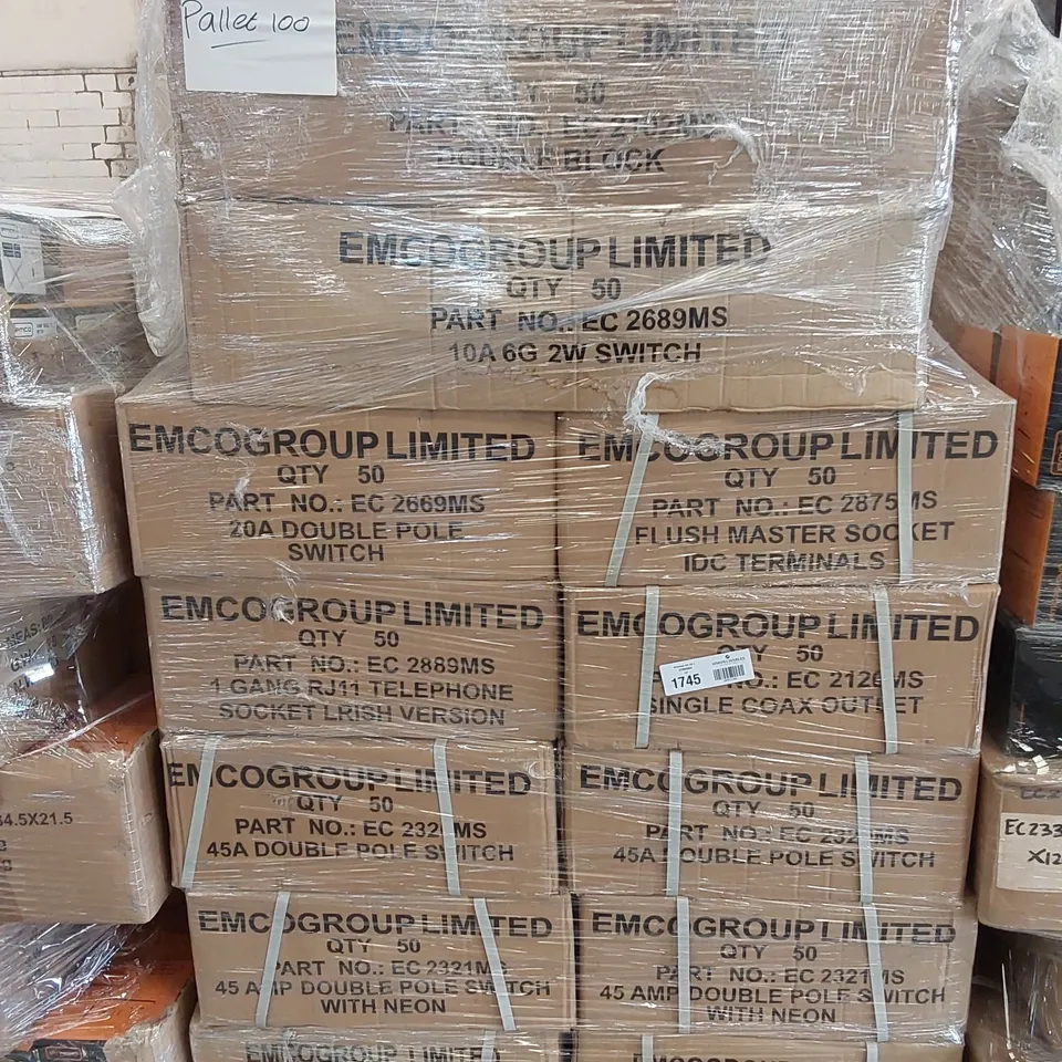 PALLET OF APPROXIMATELY  ASSORTED ELECTRICAL ITEMS/COMPONENTS TO INCLUDE: 20A DOUBLE POLE SWITCH ETC