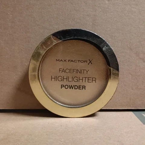 APPROXIMATELY 8 X 8G MAX FACTOR FACEFINITY HIGHLIGHTER POWDER - 002 GOLDEN HOUR