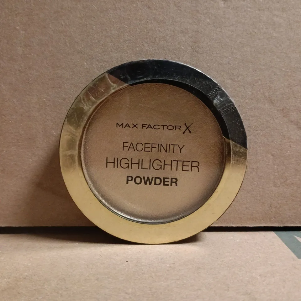 APPROXIMATELY 8 X 8G MAX FACTOR FACEFINITY HIGHLIGHTER POWDER - 002 GOLDEN HOUR