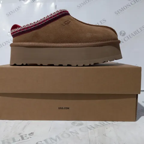 BOXED PAIR OF UGG WTAZZ SHOES IN TAN UK SIZE 4