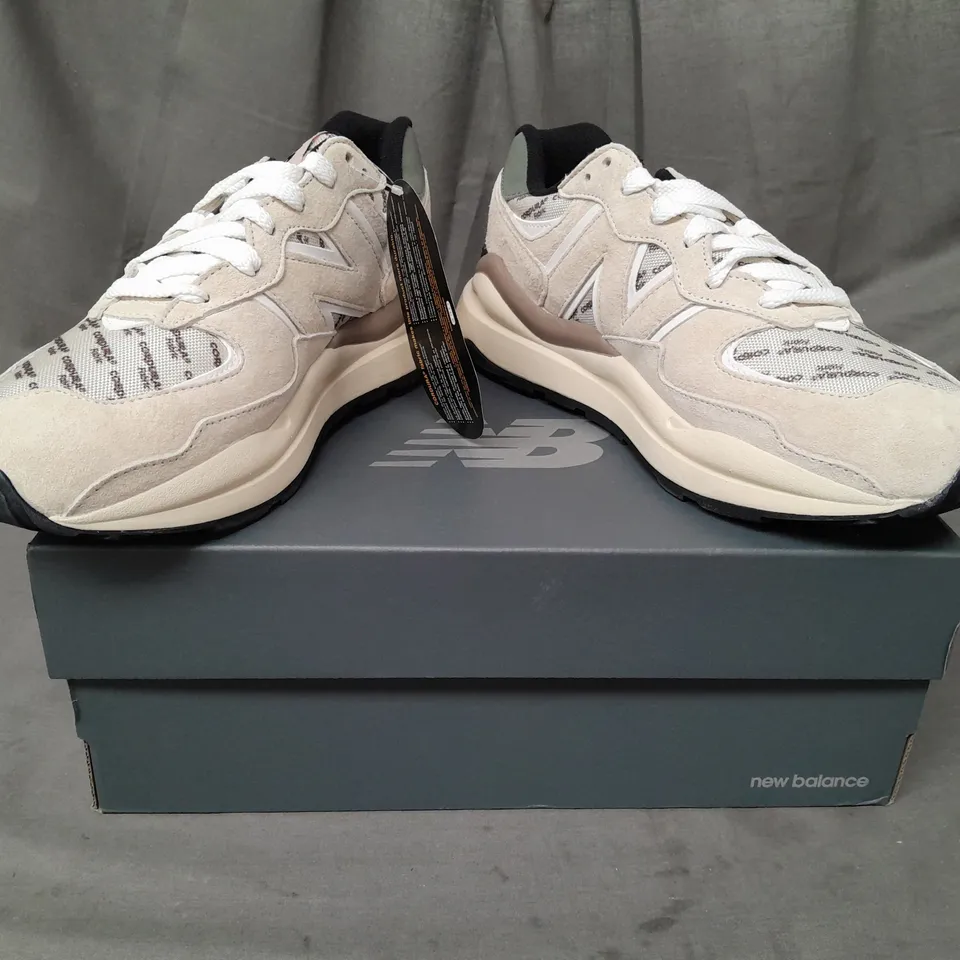 BOXED PAIR OF NEW BALANCE SHOES IN SANDSTONE SIZE UK 8.5