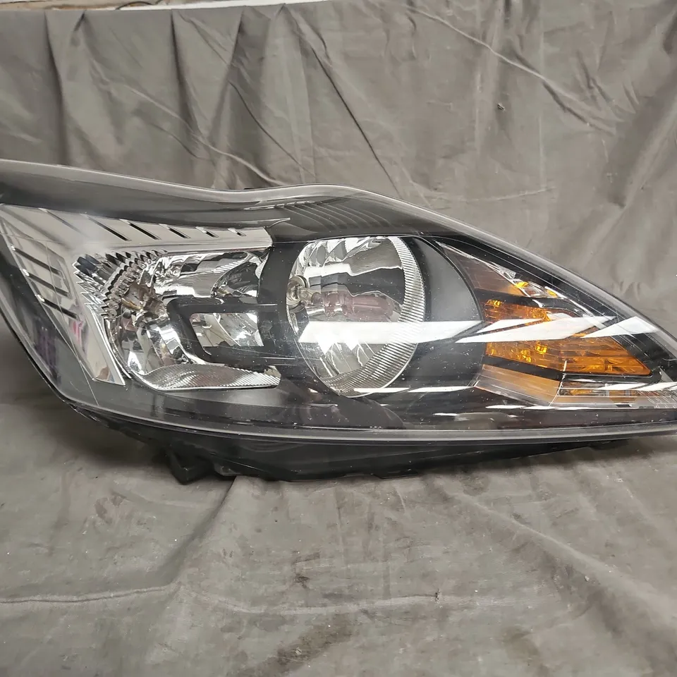 FORD RIGHT HEADLIGHT - COLLECTION ONLY
