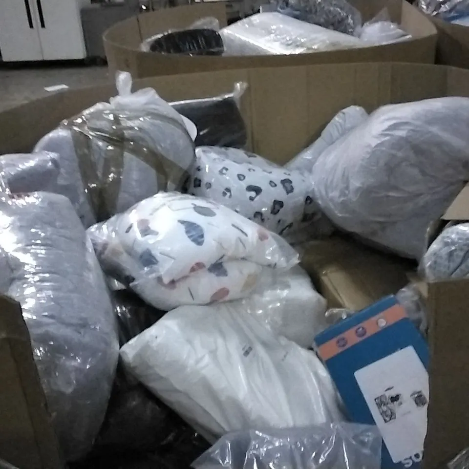 PALLET OF ASSORTED ITEMS INCLUDING INFINITY PILLOW, TRAVEL EASE, AND BACK SUPPORT PILLOW ETC