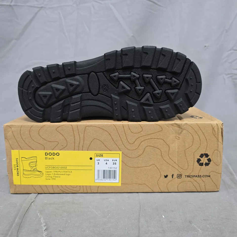 BOXED PAIR OF TRESPASS KIDS DODO SNOW BOOTS IN BLACK SIZE UK 3