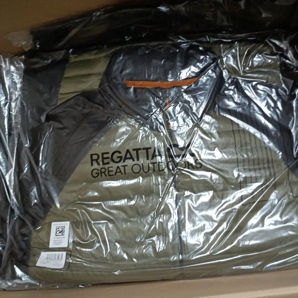 APPROXIMATELY 18 ASSORTED BRAND NEW REGATTA CLOTHING ITEMS IN VARIOUS SIZES, STYLES & COLOURS TO INCLUDE CLUMBER HYBRID, HELFA JACKET, ETC