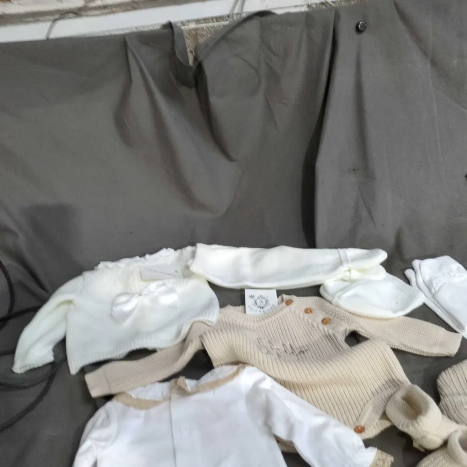 GROUP OF BABY CLOTHING: WHITE LONG-SLEEVED TOP, CREAM KNITWEAR AND BEIGE CARDIGAN WITH BOOTIES VARIOUS AGES 