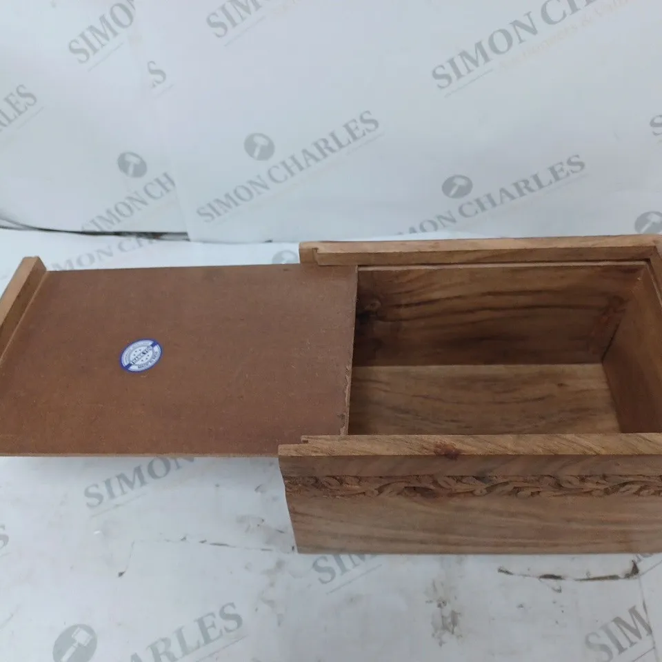 SLIDING WOODEN BOX WITH ENGRAVING DETAIL 