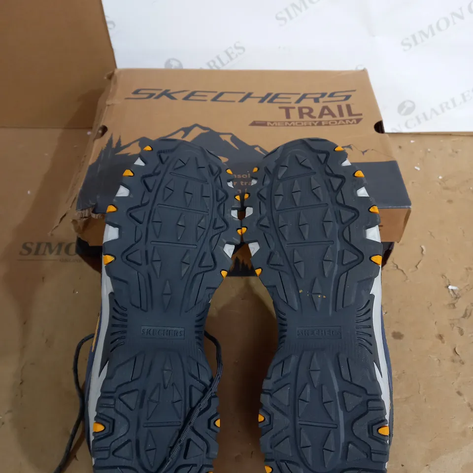 SKECHERS MENS TRAINERS IN NAVY SIZE 8