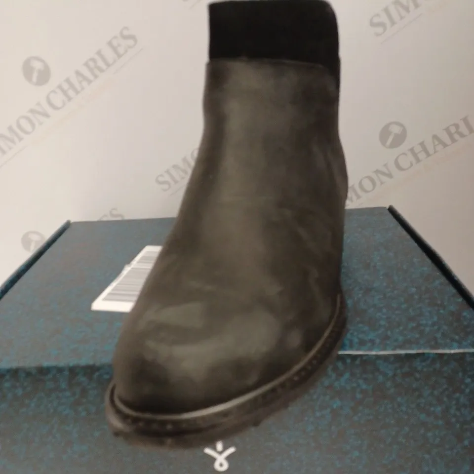 BOXED EMU HAY ANKLE BOOTS, BLACK - SIZE 9