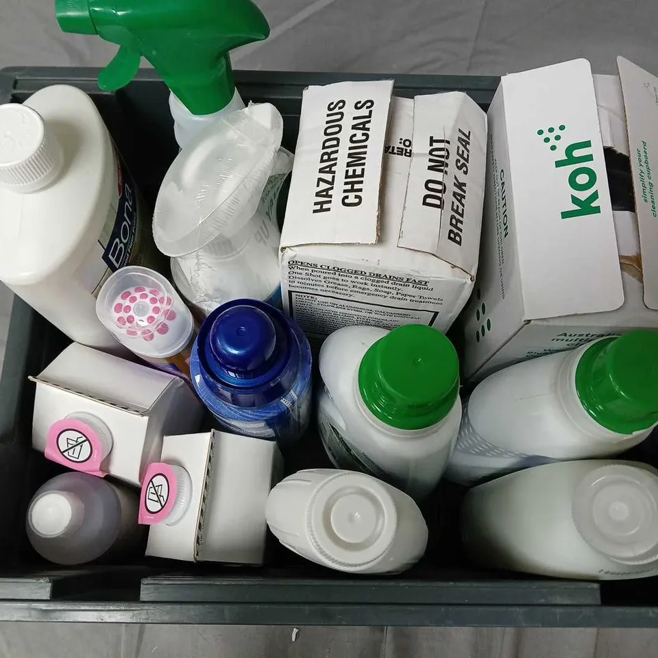 APPROXIMATELY 12 ASSORTED LIQUIDS TO INCLUDE THE KOH UNIVERSAL CLEANER, SMOL WASHING UP LIQUID, VANISH OXI ACTION, ETC