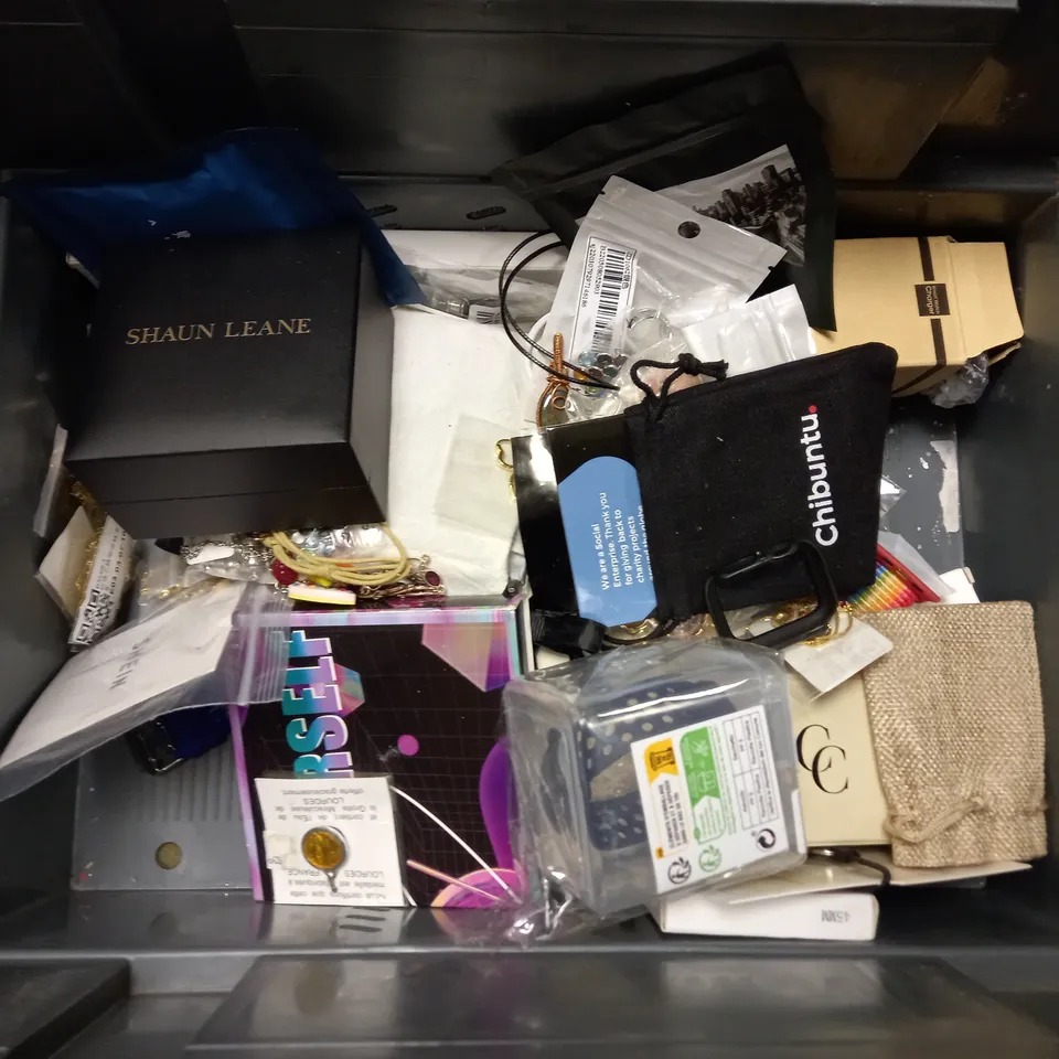BOX OF APPROX 20 ITEMS TO INCLUDE WIRELESS EARBUDS, USB HEADSET WITH MIC, COSTUME JEWELLERY