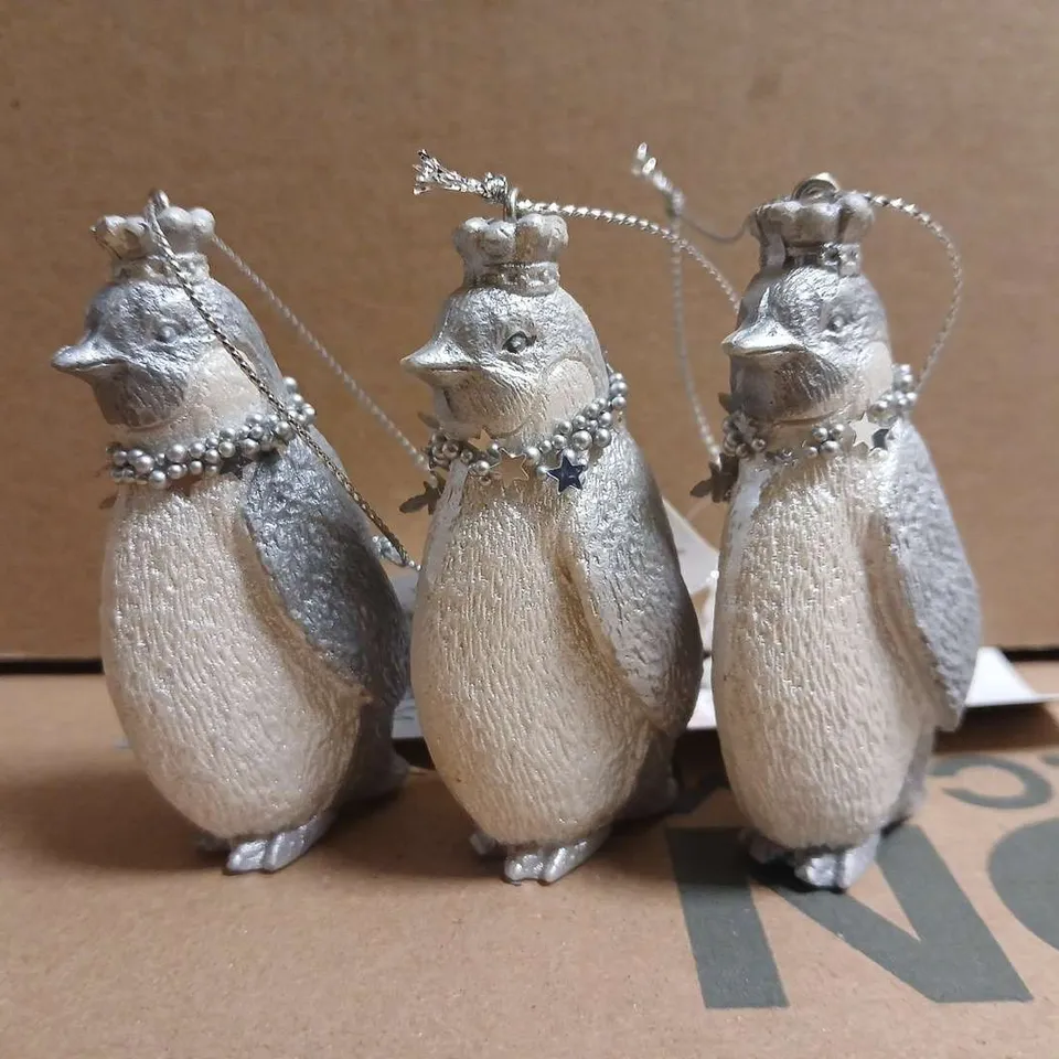 BOX OF APPROXIMATELY 5 GISELA GRAHAM SILVER COLOUR RESIN PENGUIN CHRISTMAS TREE DECORATIONS (SET OF 2 BOXES)