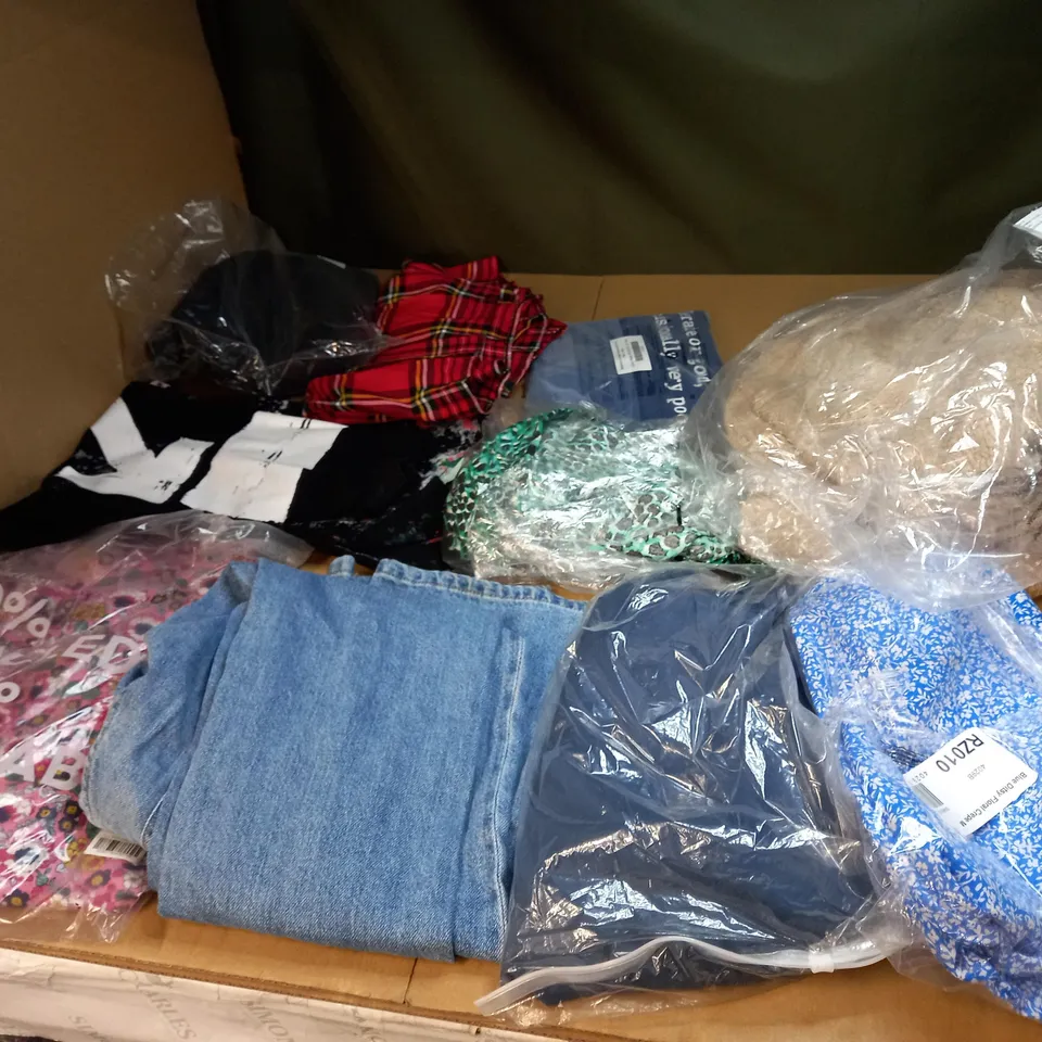 LOT OF APPROX 20 ASSORTED CLOTHING ITEMS TO INCLUDE JUMPERS, JEANS AND T-SHIRTS
