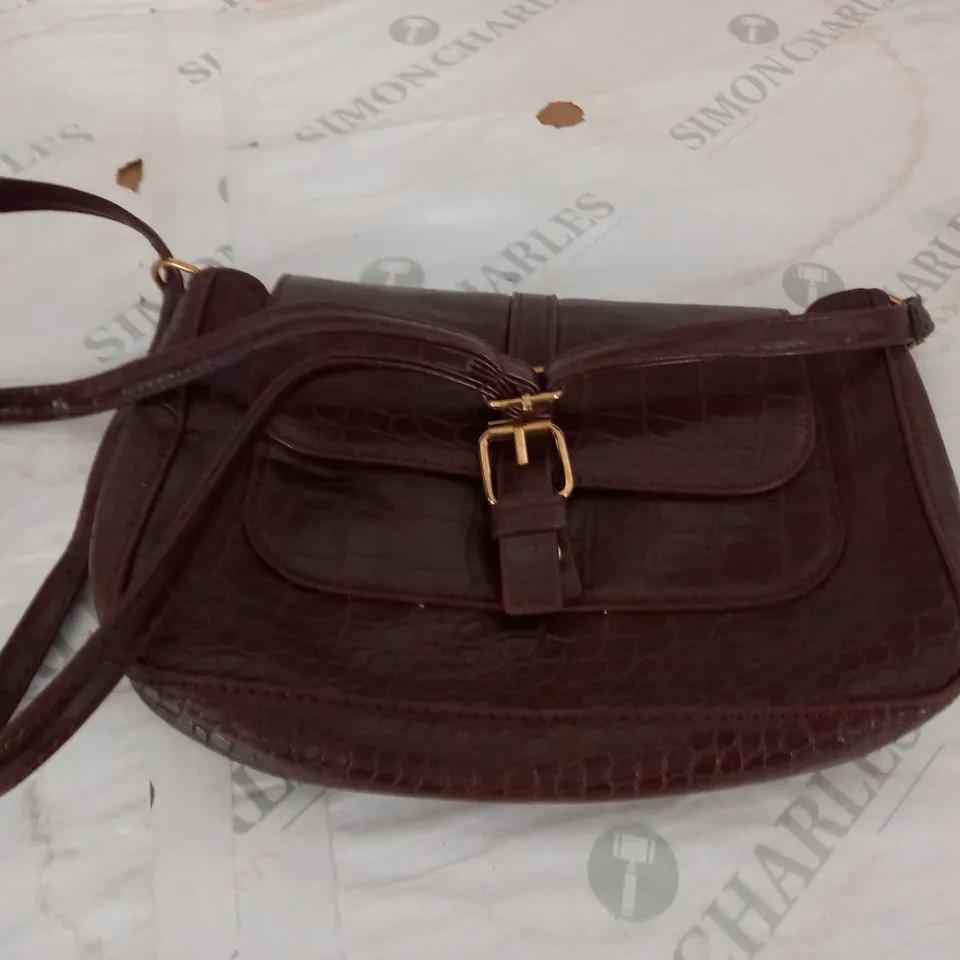 BROWN LEATHER STRAPPED BAG 
