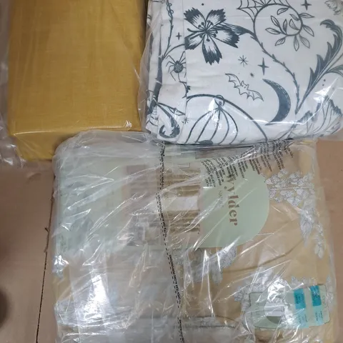 LOT OF 3 ASSORTED HOME FABRIC ITEMS TO INCLUDE 90X90 EYELET CURTAINS, 168X183CM EYELET CURTAINS AND KING DUVET SET