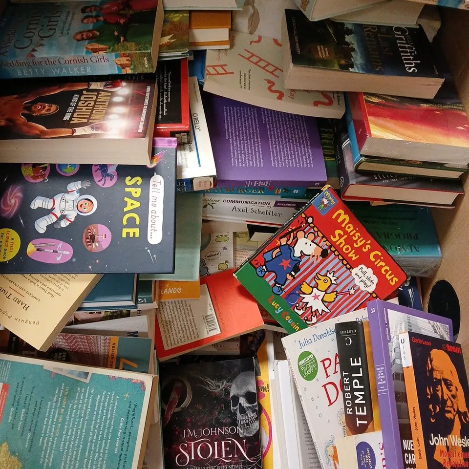 LARGE QUANTITY OF ASSORTED FICTION & NON-FICTION BOOKS - COLLECTION ONLY