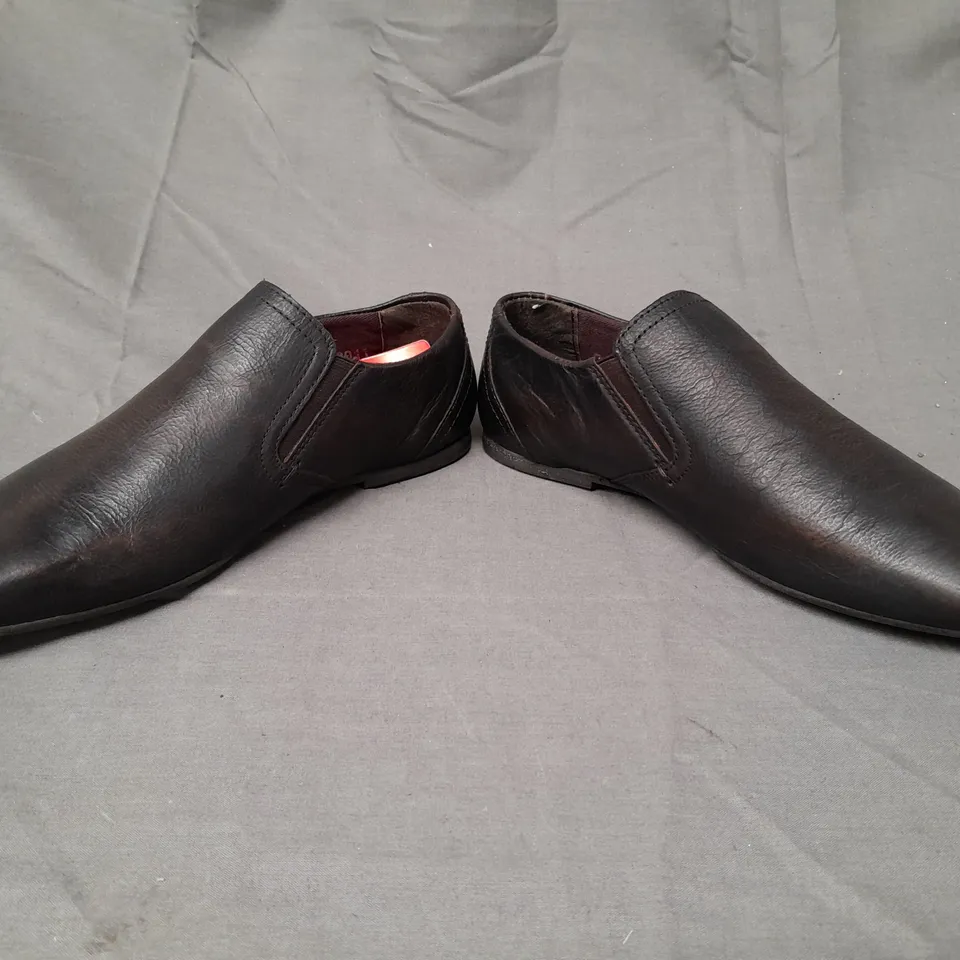 BOXED PAIR OF RED TAPE WALDON SLIP-ON SHOES IN BROWN SIZE 6